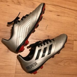 Boys adidas predator soccer cleats Sz 3.5 great condition